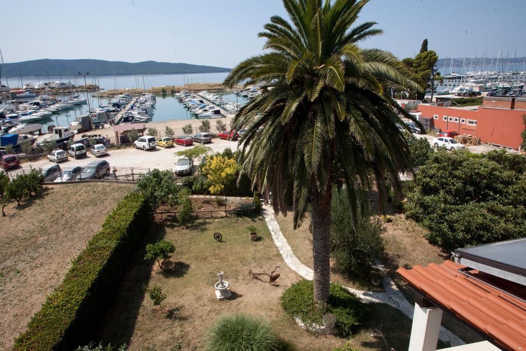 Yacht Beach Apartments Kaštela Exteriör bild